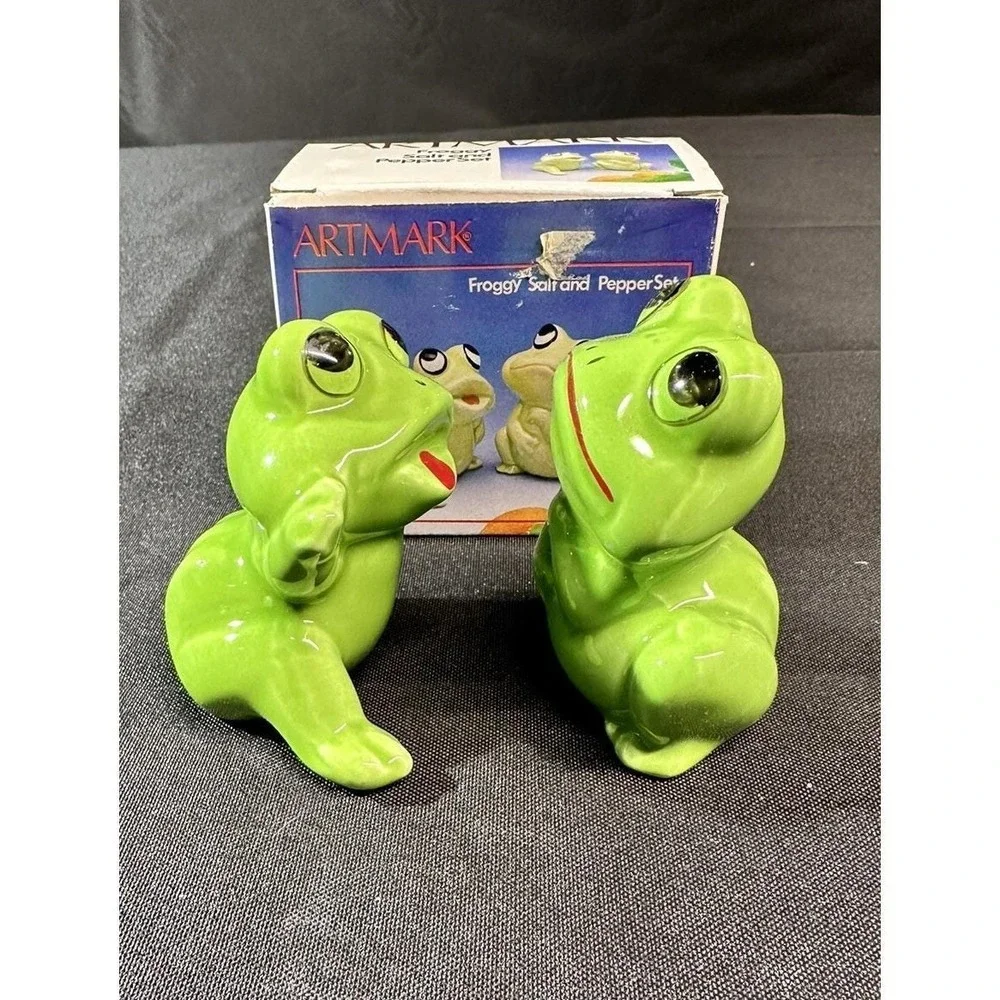 Vintage Artmark Froggy Salt And Pepper Shakers Frog Made in Taiwan 1986